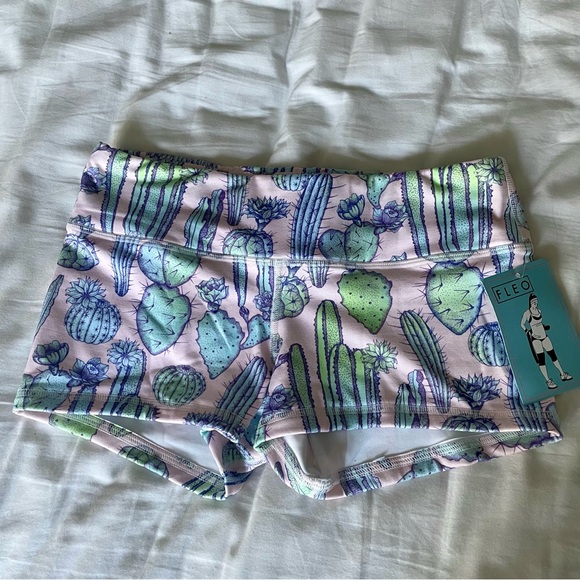 NWT Fleo Cactus Shorts Size Medium - Picture 1 of 5
